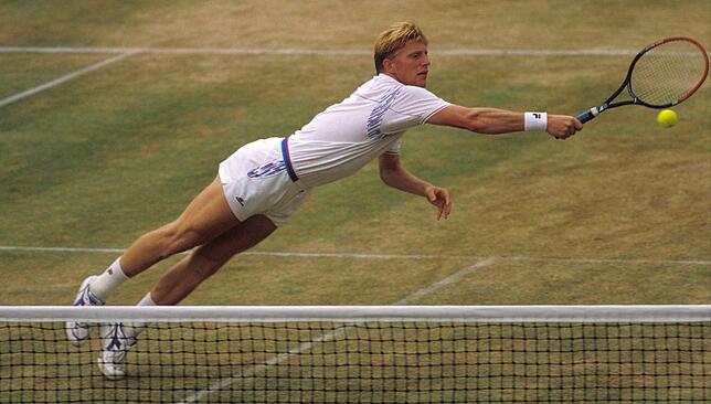 Boris Becker, wie man ihn kannte und liebte – mit dem Becker-Hecht zum Volley. Das Bild stammt aus dem Jahr 1989, dem Jahr seines ...