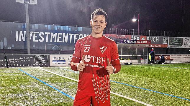 Daumen hoch: Siegtorschütze Christoph Matt vom 1. FC Rielasingen Arlen nach der Partie.