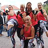Staunend ließen sich die Besucher des Altstadtfestes von der Sportgruppe des TV Rielasingen beeindrucken. Diana Stein (Zweite von links) ...