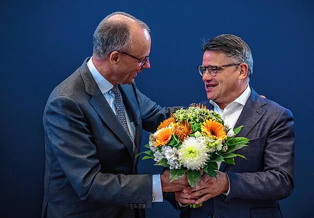 Boris Rhein (rechts), alter und neuer Ministerpräsident von Hessen, schlägt sanftere Töne an als sein Parteichef Friedrich Merz.