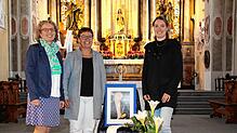 Christine Kaltenbacher (von links), Sybille Konstanzer und Judith Stengele mit dem Bild der Heiligen Katharina von Siena. Sie ...