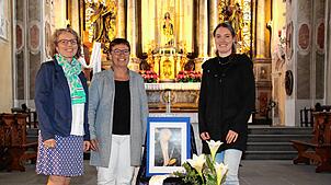 Christine Kaltenbacher (von links), Sybille Konstanzer und Judith Stengele mit dem Bild der Heiligen Katharina von Siena. Sie ...