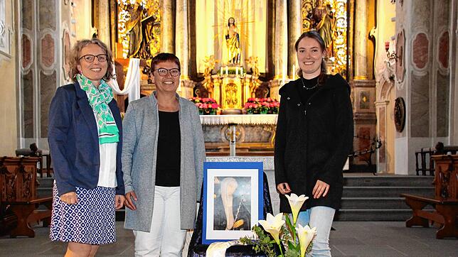Christine Kaltenbacher (von links), Sybille Konstanzer und Judith Stengele mit dem Bild der Heiligen Katharina von Siena. Sie ...