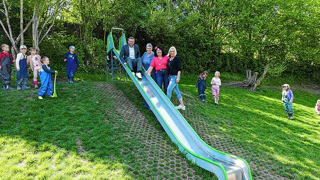 Die Rutsche im Außenbereich des Kindergartens Untersiggingen gibt es seit der Eröffnung im Jahre 1975. Das Foto zeigt (von links): ...