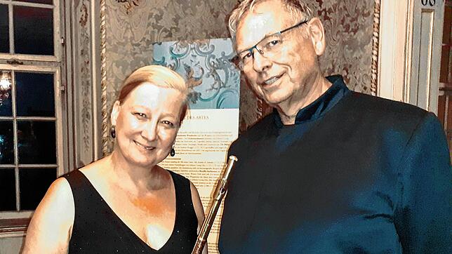 Die gefeierte Solistin Christina Fassbender mit Dirigent Georg Mais beim letzten Konzert des Mozart-Sommers in Schloss Salem. Foto: ...