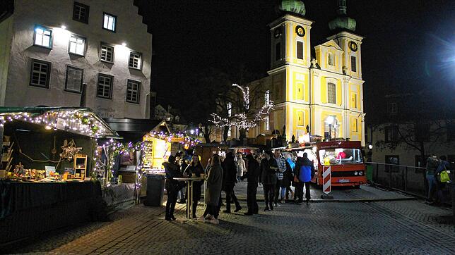 Adventsmarkt 2022: Abendliche Adventsstimmung vor der Stadtkirche.