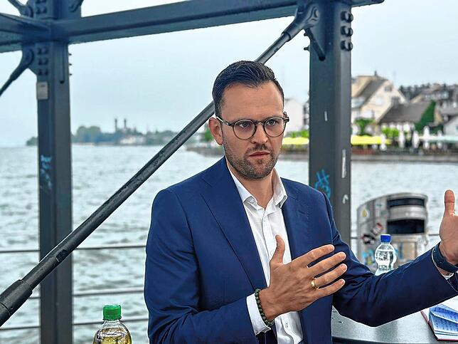Johannes Henne im Gespräch mit Journalisten am Moleturm, als er seine OB-Kandidatur bekanntgab.