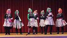 Das Vorstands-Team eröffnet die Fasnacht der katholischen Frauengemeinschaft in Tiengen und stimmt auf einen kurzweiligen Abend ein.
