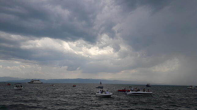 Das Wetter schlägt am Bodensee schnell um. Hier sind vor dem Friedrichshafener Bodenseeufer noch diverse Boote unterwegs, obwohl von der ...