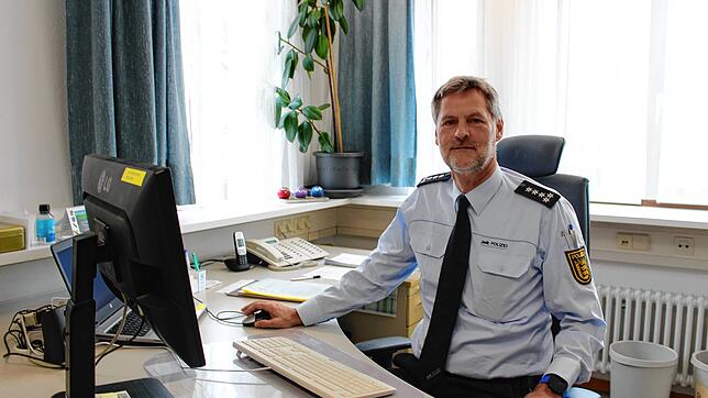 Kai Stehle, Leiter des Polizeireviers St. Georgen, an seinem Schreibtisch. Das Bild entstand kurz nach seinem Dienstanstritt in der ...