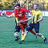 Gegen den FC Königsfeld (Tim Berger im roten Trikot) hatte der SV Obereschach (Noah-Daniel Nocht) keine Chance und verliert mit 1:6.