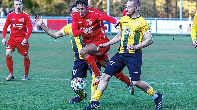 Gegen den FC Königsfeld (Tim Berger im roten Trikot) hatte der SV Obereschach (Noah-Daniel Nocht) keine Chance und verliert mit 1:6.