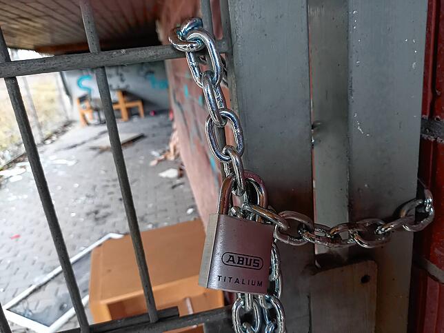 Ein neues Schloss verhindert zumindest das einfache Eindringen in das ausgebrannte Gebäude.