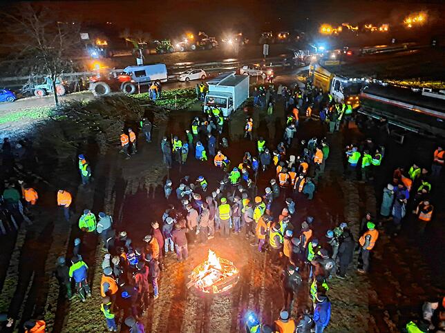Auch kurz nach dem Protest verweilen noch einige Teilnehmer bei dem Mahnfeuer.