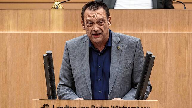 Der AfD-Landtagsabgeordnete Bernhard Eisenhut spricht im Juli 2022 in einer Plenarsitzung im Stuttgarter Landtag.
