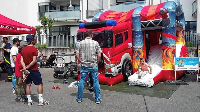 Die Kinder können sich unter anderem auf einer Hüpfburg austoben.