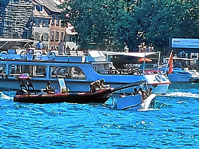Als die Rettungskräfte alarmiert werden, heißt es noch, dass ein Boot zu sinken droht.