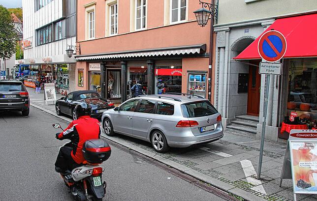Parkende Autos, Verkehrsschilder und Werbeaufsteller: Die Behinderungen für Fußgänger haben viele Gesichter. Wie soll hier ein ...