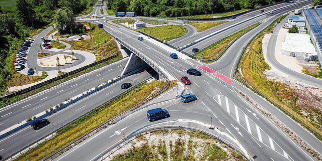 Der Knoten auf einer Archivaufnahme von 2019. Vorn links die Rampe, bei der immer nur ein einzelnes Auto auf die Straße treffen soll. ...
