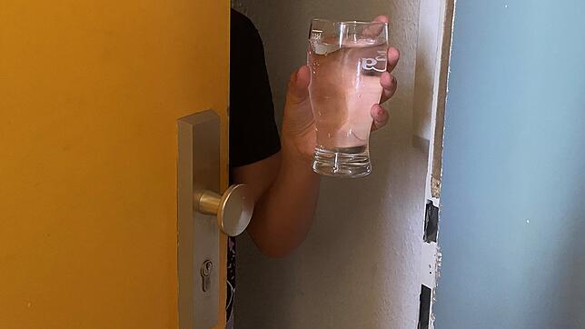 Vorsicht Trickbetrüger! Wenn Fremde an Tür klingeln, nach einem Glass Wasser fragen oder sagen, sie hätten Hunger und Durst, verheißt ...