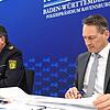 Polizeipräsident Uwe Stürmer (links) und der Leitende Kriminaldirektor Alexander Dürr stellen den Sicherheitsbericht 2022 im Präsidium ...