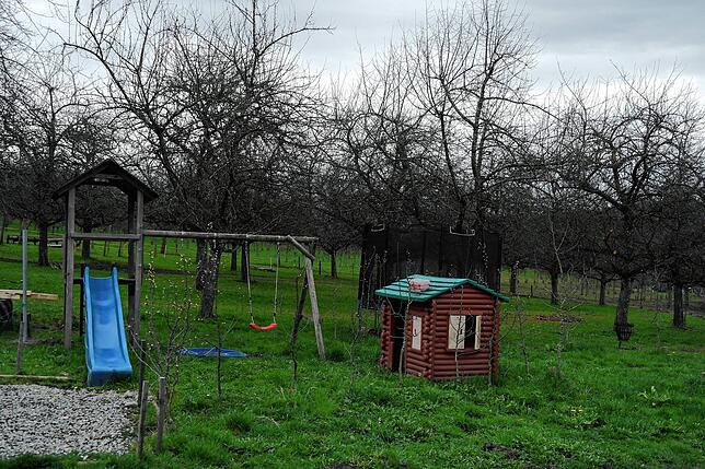 Kleiner Spielplatz unter Hochstämmen. Melli und Patrick Moll haben selbst drei Kinder und wissen, was den Kleinen gefällt.