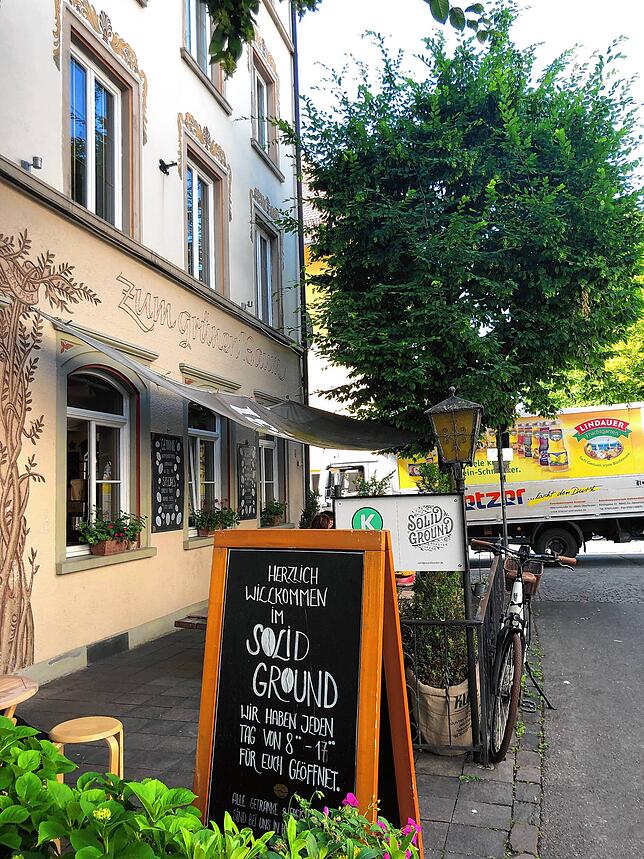 Im Sommer spendet ein Baum zusätzlichen Schatten und erinnert an alte Zeiten: Früher befand sich dort zwischen Christoph- und ...