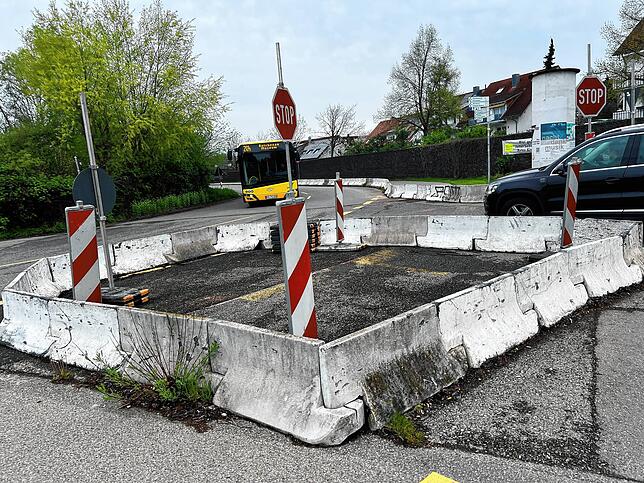 Ein einziges Provisorium: Die Kreuzung Kindlebildstraße am Reichenauer Bahnhof soll umgestaltet werden. Das Regierungspräsidium hat nun ...