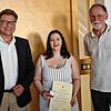 Roman Döppler (rechts) hat 125 Mal Blut gespendet. Dafür konnte er aus der Hand von Bürgermeister Thomas Auer die entsprechende ...