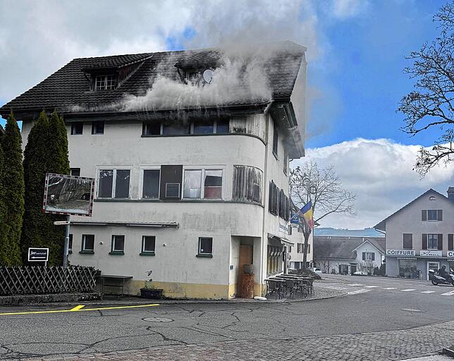 Rauch dringt aus dem Dach eines Hauses in Niederwil im Kanton Aargau.