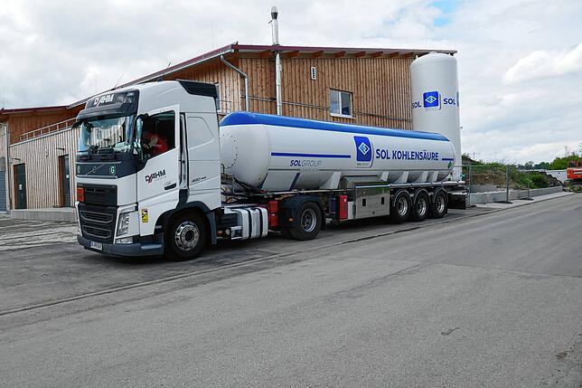 Ein gewaltiger Tanklastzug bringt das Kohlendioxid zur Regeneration der Filteranlage zum Wasserwerk Schabelwiesen.