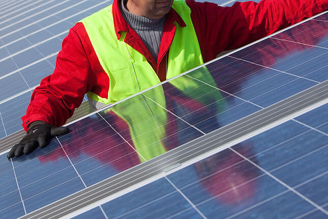 Auf die Betriebsdauer gerechnet ist der Strom vom eigenen Dach deutlich günstiger als der vom Stromversorger, rechnet Energieberater ...