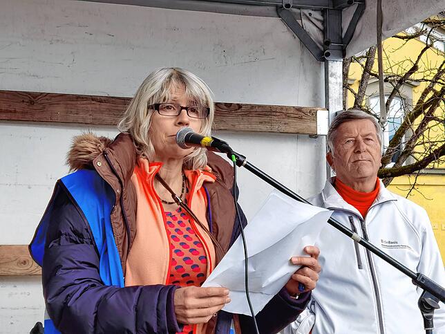 Veranstalterin Ruth Meishammer kündigte Gastredner Florian Pfaff von der Partei Die Basis an.