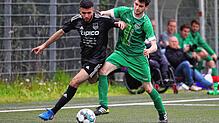 Ismail Daoud (TSV Konstanz, links) gegen Fabian Vochazer (FC Steißlingen). In diesem Duell scheint zwar keiner von beiden die Nase vorn ...