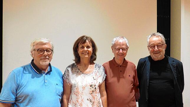 Von links: Franz Segbers (Rosa-Luxemburg-Club) und Heike Gotzmann (Bildungszentrum) mit Referent Christoph Butterwegge und Klaus ...