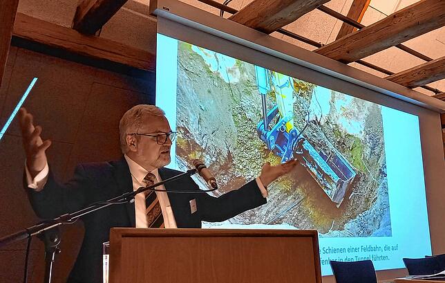 Der neue Volksbund-Generalsekretär Dirk Backen hält im Konzilsgebäude einen Vortrag zum Winterbergtunnel. Im Hintergrund ein Foto vom ...