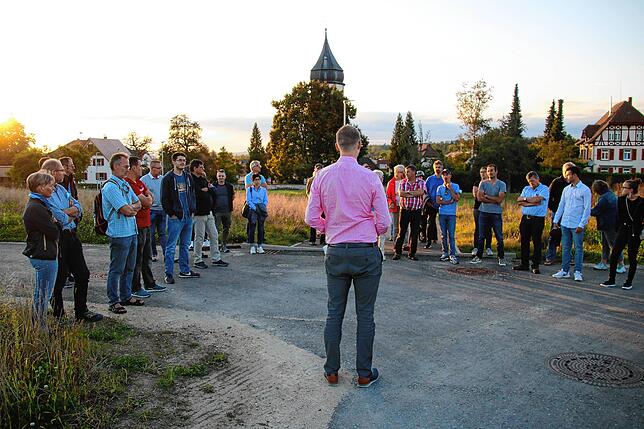 Am Rande des Neubaugebiets im Tal in Markelfingen: Diskussion mit OB-Kandidat Simon Gröger.