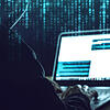 Mann mit Kapuzenpullover beim Hacken. (Symbolbild) Hacker sind die Datenbank des Erziehungsdepartements eingedrungen und veröffentlichen ...