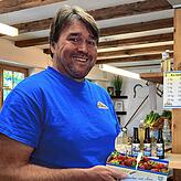 Thomas Romer im Laden seines Hofes in Litzelstetten.