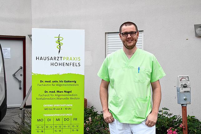 Marc Nagel, der zusammen mit Iris Gatternig die Hausarztpraxis Hohenfels betreibt, vor der Praxistür. Ein Archivbild.
