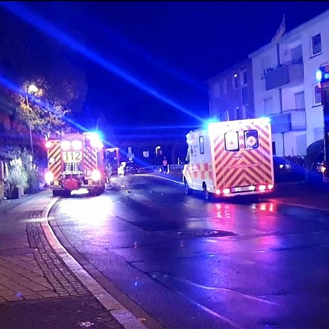 (Archivbild) Krankenwagen, Feuerwehr- und Polizeiautos am Abend des 31. Oktober auf der Hauptstraße Litzelstetten. Links der Vorplatz ...