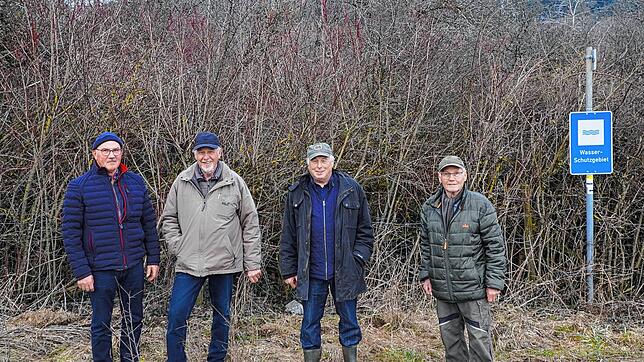 Vier Watterdinger erläutern ihren Standpunkt (von links): Bauern-Vertreter Ferdinand Nutz, Naturschutzwart Hans-Leo-Zepf und ...