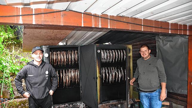 Viele Stammbesucher freuen sich schon jetzt auf die frisch geräucherten Forellen.  Bild: Albert Bantle