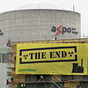Aktivisten der Umweltschutzorganisation Greenpeace fordern 2016 auf einem Plakat die Abschaltung der Uraltreaktoren in der Nähe zur ...
