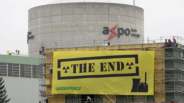 Aktivisten der Umweltschutzorganisation Greenpeace fordern 2016 auf einem Plakat die Abschaltung der Uraltreaktoren in der Nähe zur ...