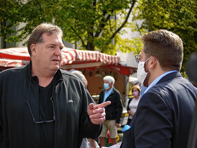 Markus Rues (links) mit Hennemann im Gespräch.