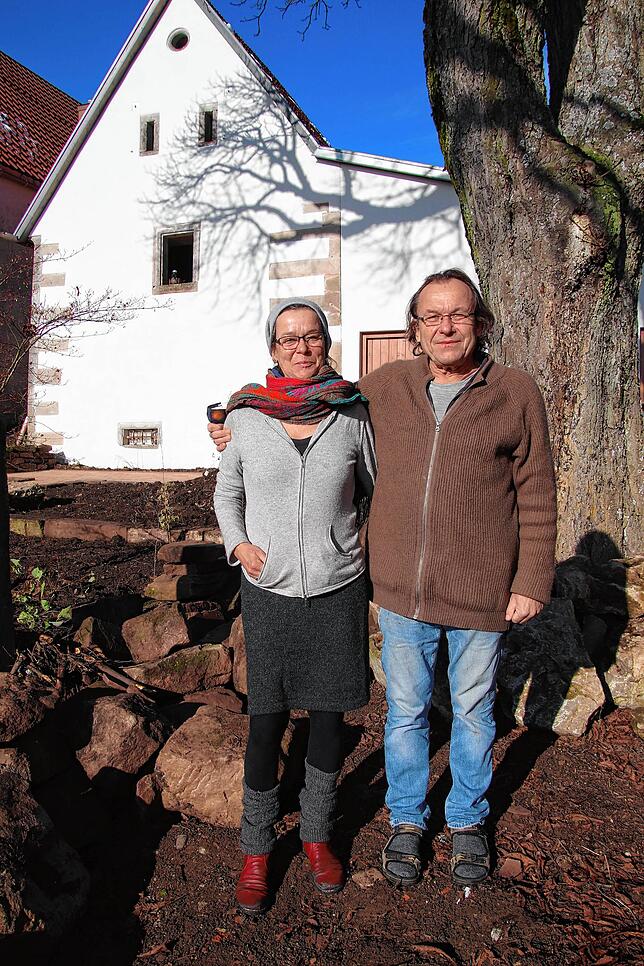 Bürstenmacher Joachim Reinke und seine Frau Annette haben die letzten zehn Monate in ihrem Haus in Römlinsdorf im Schwarzwald verbracht. ...