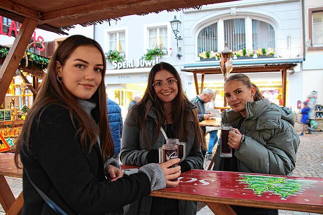 Bild 6: So schön! Besucher genießen den Waldshuter Weihnachtsmarkt