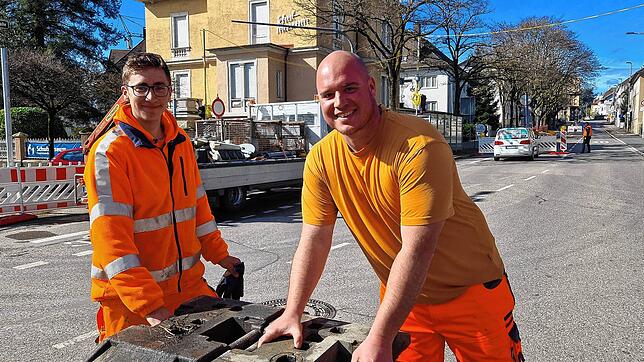 Christoph Reichle (links) und Polier Alexander Hache stellen weitere Absperrungen auf.