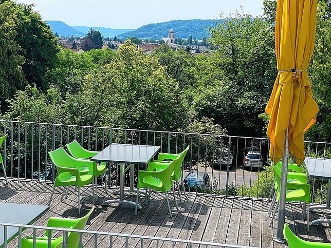 Terrasse mit Aussicht über Gottmadingen und bis zum Schienerberg: Auch das gibt es vom Höhenfreibad aus.